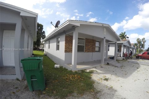 House in Pahokee, Florida 3 bedrooms, 445.93 sq.m. № 1070008 - photo 1