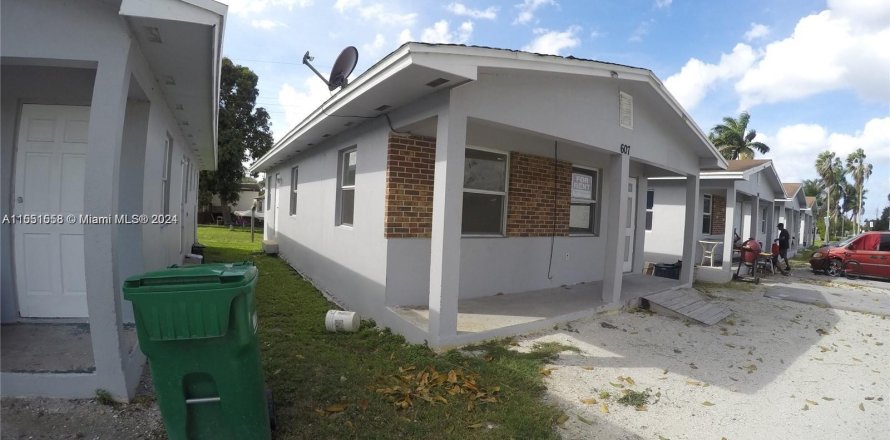 House in Pahokee, Florida 3 bedrooms, 445.93 sq.m. № 1070008