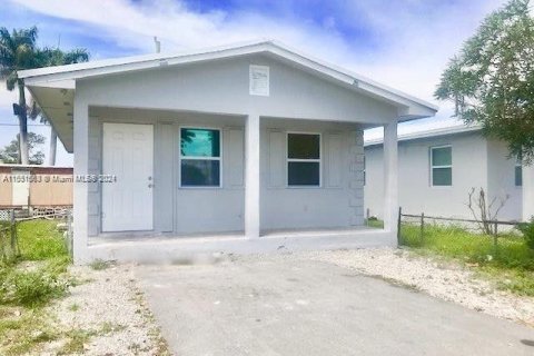 House in Pahokee, Florida 3 bedrooms, 445.93 sq.m. № 1070010 - photo 1