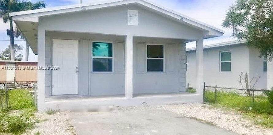 House in Pahokee, Florida 3 bedrooms, 445.93 sq.m. № 1070010
