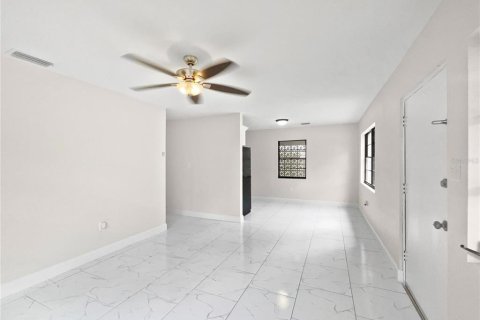 House in Tampa, Florida 3 bedrooms, 109.16 sq.m. № 1358275 - photo 3