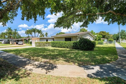 House in Miami Springs, Florida 3 bedrooms, 207.54 sq.m. № 1395998 - photo 2