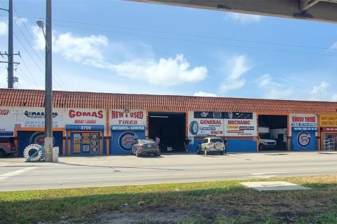 Propiedad comercial en venta en Hialeah, Florida № 1021404 - foto 1