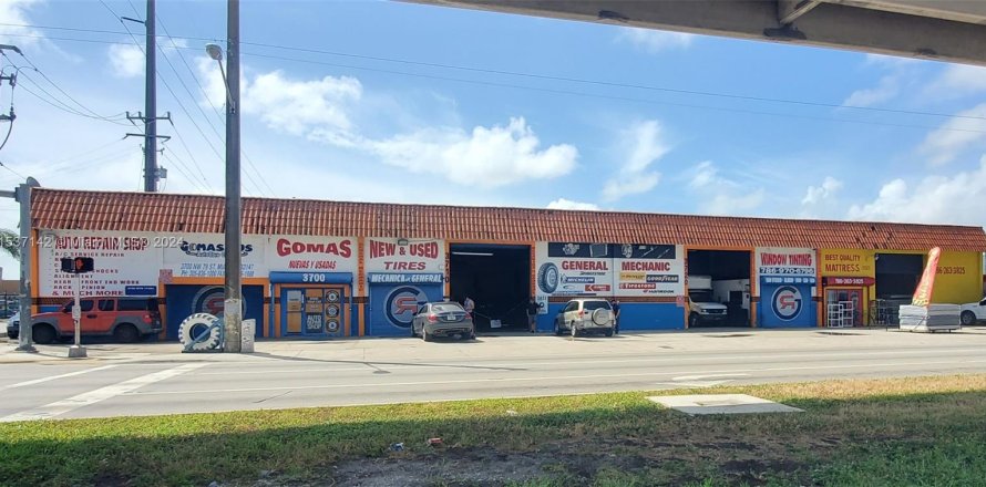 Commercial property in Hialeah, Florida № 1021404