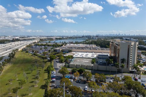 Propiedad comercial en venta en Miami, Florida № 1021451 - foto 3