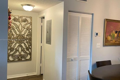 Condo in Pembroke Pines, Florida, 1 bedroom  № 1045138 - photo 14