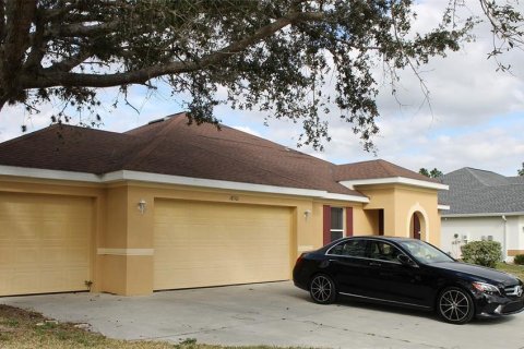 House in Lehigh Acres, Florida 4 bedrooms, 206.24 sq.m. № 1052002 - photo 2