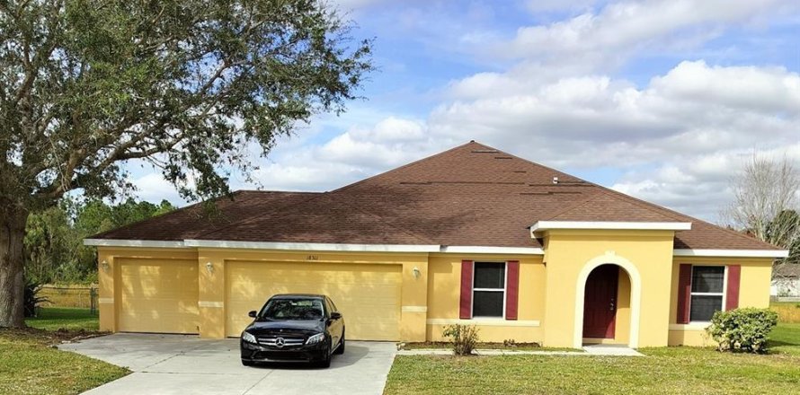 House in Lehigh Acres, Florida 4 bedrooms, 206.24 sq.m. № 1052002