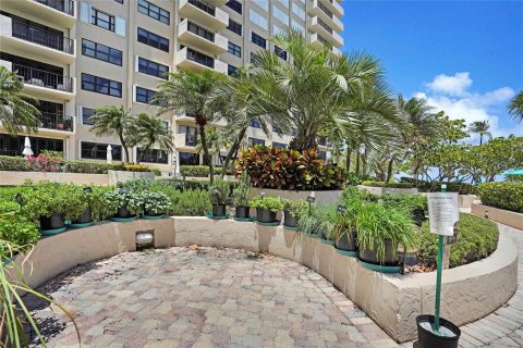 Condo in Lauderdale-by-the-Sea, Florida, 2 bedrooms  № 1029770 - photo 1