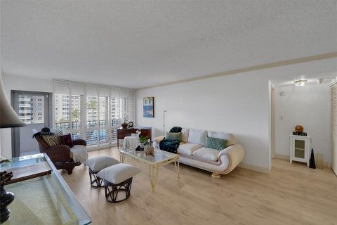 Condo in Lauderdale-by-the-Sea, Florida, 2 bedrooms  № 1029770 - photo 8