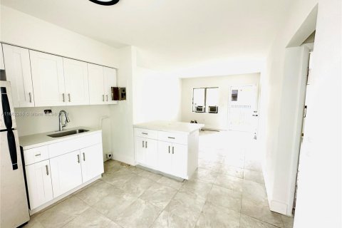 Immobilier commercial à vendre à Miami, Floride: 123.1 m2 № 1370564 - photo 1