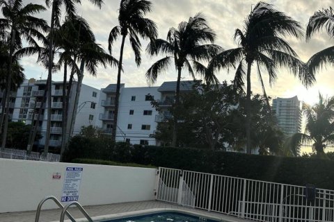 Condo in Miami Beach, Florida, 1 bedroom  № 1074815 - photo 1