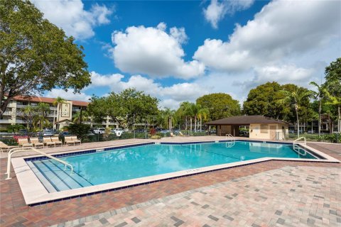 Condominio en venta en Pembroke Pines, Florida, 2 dormitorios, 97.73 m2 № 1050382 - foto 16