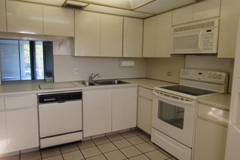 Condo in Miami, Florida, 2 bedrooms  № 1077058 - photo 11