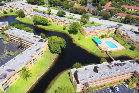 Condo in Tamarac, Florida, 1 bedroom  № 1208136 - photo 1