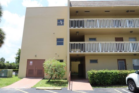 Condo in Tamarac, Florida, 1 bedroom  № 1208136 - photo 18