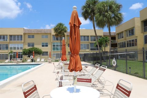 Condo in Tamarac, Florida, 1 bedroom  № 1208136 - photo 9