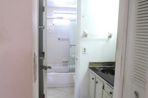 Condo in Tamarac, Florida, 1 bedroom  № 1208136 - photo 23