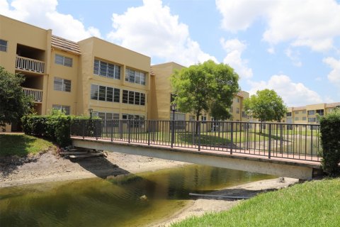 Condo in Tamarac, Florida, 1 bedroom  № 1208136 - photo 11