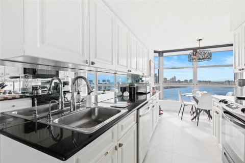 Copropriété à vendre à Aventura, Floride: 3 chambres, 157.38 m2 № 1410753 - photo 5