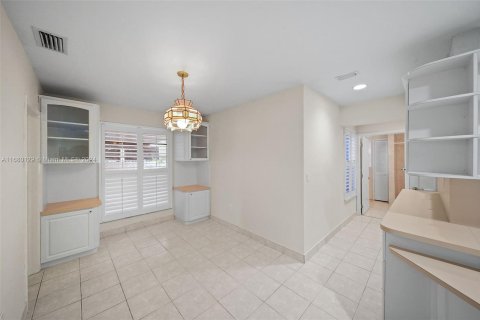 Casa en venta en Miami, Florida, 3 dormitorios, 429.95 m2 № 1410705 - foto 4