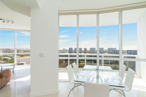 Copropriété à vendre à Sunny Isles Beach, Floride: 2 chambres, 119.75 m2 № 1240615 - photo 1