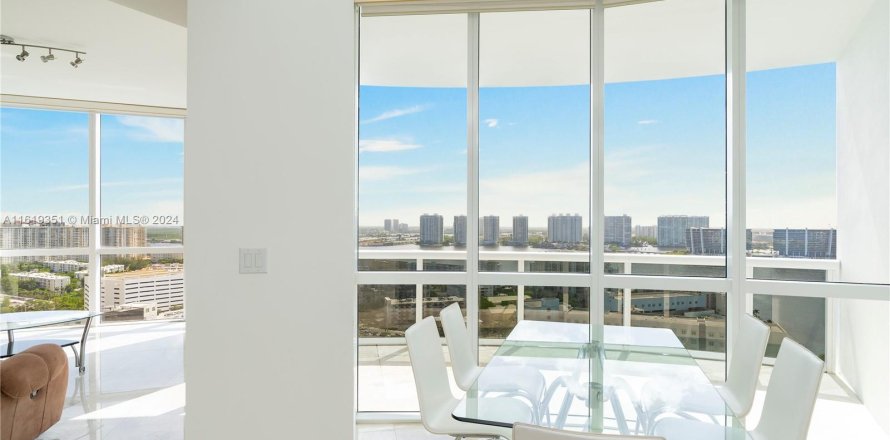 Condo in Sunny Isles Beach, Florida, 2 bedrooms  № 1240615