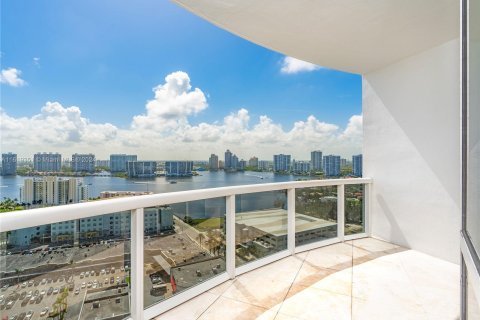 Copropriété à vendre à Sunny Isles Beach, Floride: 2 chambres, 119.75 m2 № 1240615 - photo 2