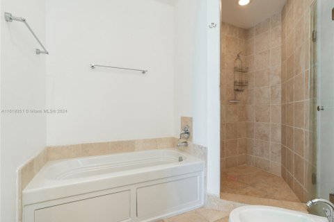 Condo in Sunny Isles Beach, Florida, 2 bedrooms  № 1240615 - photo 21