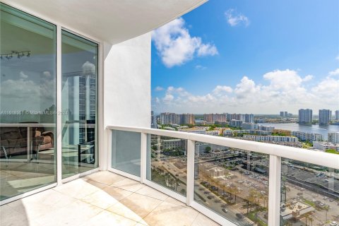 Condominio en venta en Sunny Isles Beach, Florida, 2 dormitorios, 119.75 m2 № 1240615 - foto 3