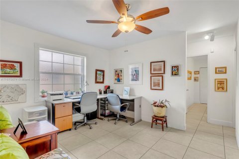 Casa en venta en Miami, Florida, 5 dormitorios, 242.75 m2 № 1399833 - foto 18