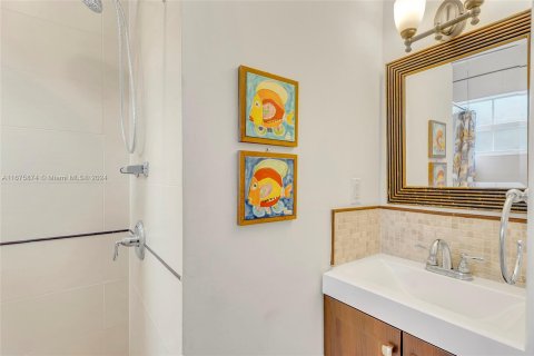 Casa en venta en Miami, Florida, 5 dormitorios, 242.75 m2 № 1399833 - foto 29