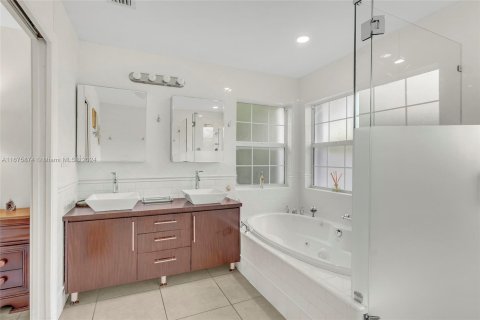 Casa en venta en Miami, Florida, 5 dormitorios, 242.75 m2 № 1399833 - foto 22