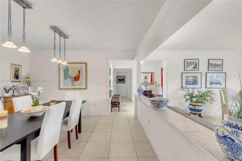 Casa en venta en Miami, Florida, 5 dormitorios, 242.75 m2 № 1399833 - foto 10