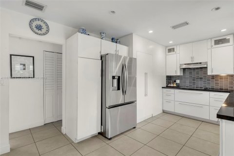 Casa en venta en Miami, Florida, 5 dormitorios, 242.75 m2 № 1399833 - foto 12