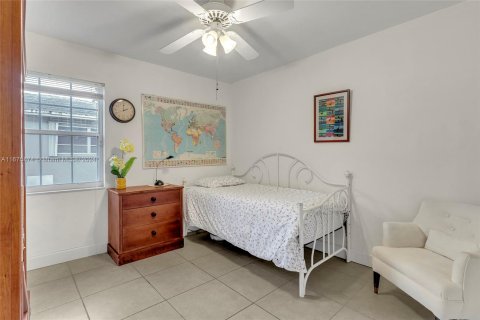 Casa en venta en Miami, Florida, 5 dormitorios, 242.75 m2 № 1399833 - foto 27