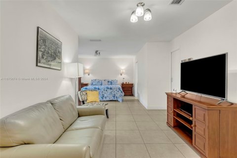 Casa en venta en Miami, Florida, 5 dormitorios, 242.75 m2 № 1399833 - foto 19