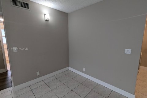 Condo in Coral Springs, Florida, 2 bedrooms  № 1357041 - photo 4