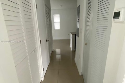 Condo in Hialeah, Florida, 2 bedrooms  № 1357040 - photo 16