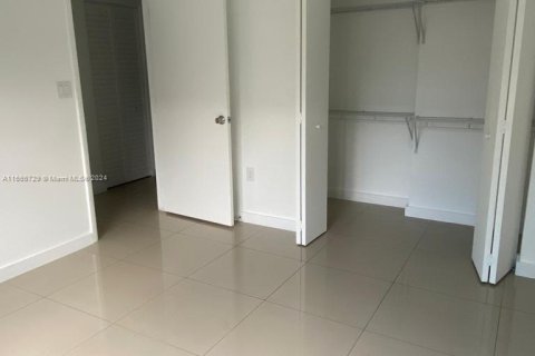 Condo in Hialeah, Florida, 2 bedrooms  № 1357040 - photo 9