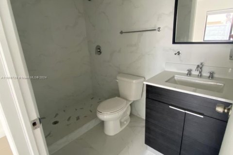 Condo in Hialeah, Florida, 2 bedrooms  № 1357040 - photo 14