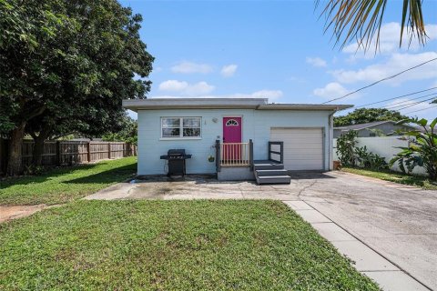 House in Saint Petersburg, Florida 3 bedrooms, 154.4 sq.m. № 1343991 - photo 21