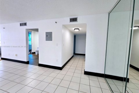 Condo in North Miami Beach, Florida, 2 bedrooms  № 1348067 - photo 6