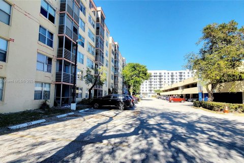 Condo in North Miami Beach, Florida, 2 bedrooms  № 1348067 - photo 27