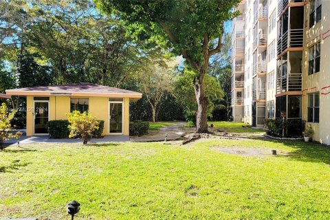 Condo in North Miami Beach, Florida, 2 bedrooms  № 1348067 - photo 18