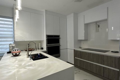 Adosado en alquiler en Doral, Florida, 1 dormitorio, 220.92 m2 № 1348066 - foto 3