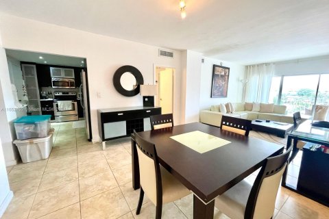 Condo in Sunny Isles Beach, Florida, 1 bedroom  № 1348108 - photo 9