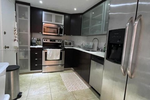 Condo in Sunny Isles Beach, Florida, 1 bedroom  № 1348108 - photo 10