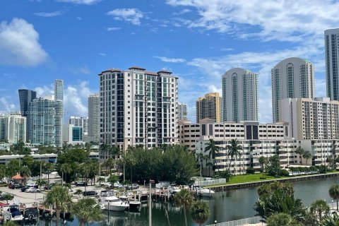 Condo in Sunny Isles Beach, Florida, 1 bedroom  № 1348108 - photo 1