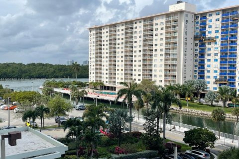 Condo in Sunny Isles Beach, Florida, 1 bedroom  № 1348108 - photo 17